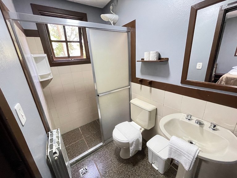 Suíte casal Apto 304 em Canela | Pousada Bella Serra