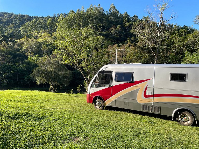 Motorhome no sítio com lago perto de Gramado