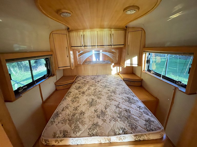 Motorhome no sítio com lago perto de Gramado