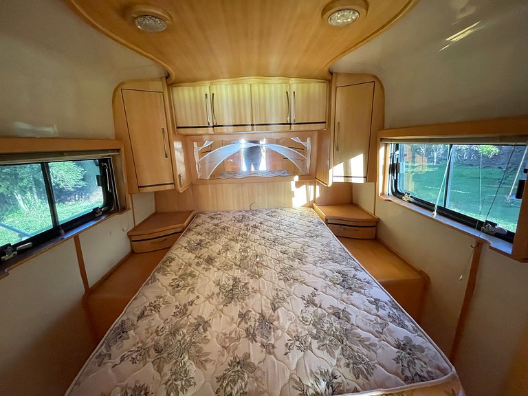 Motorhome no sítio com lago perto de Gramado
