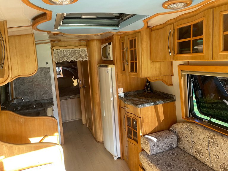 Motorhome no sítio com lago perto de Gramado