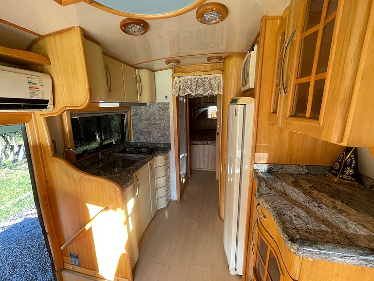 Motorhome no sítio com lago perto de Gramado