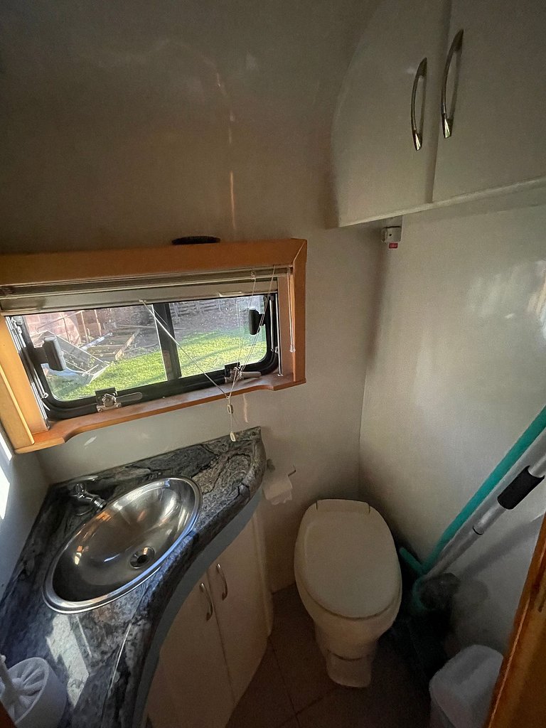 Motorhome no sítio com lago perto de Gramado