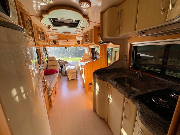 Motorhome no sítio com lago perto de Gramado