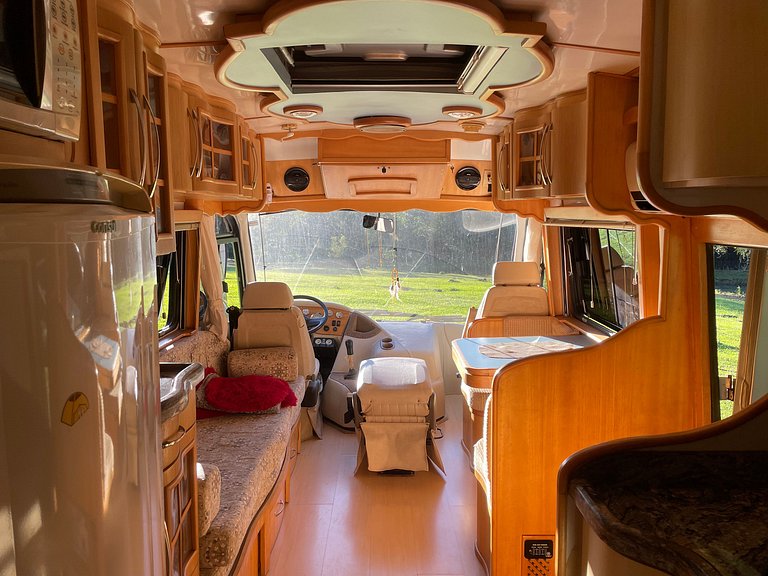 Motorhome no sítio com lago perto de Gramado
