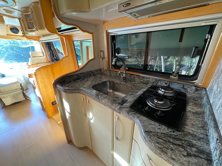 Motorhome no sítio com lago perto de Gramado