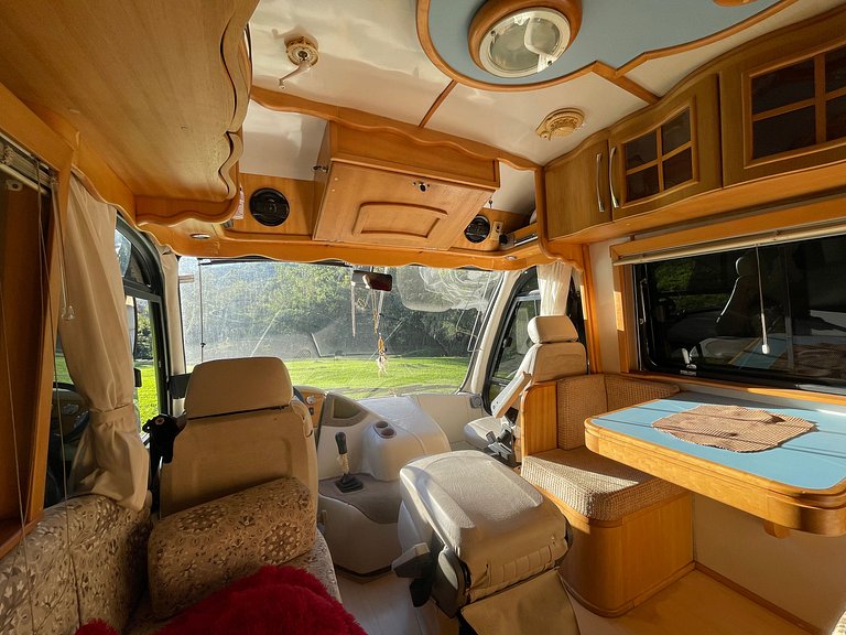 Motorhome no sítio com lago perto de Gramado