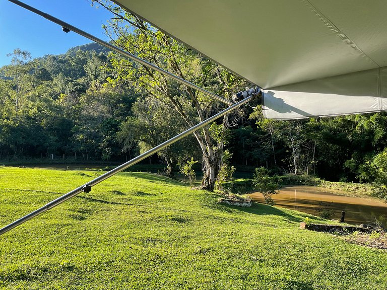 Motorhome no sítio com lago perto de Gramado