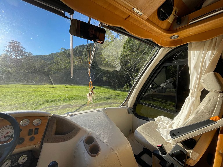 Motorhome no sítio com lago perto de Gramado