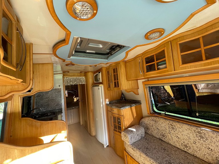 Motorhome no sítio com lago perto de Gramado