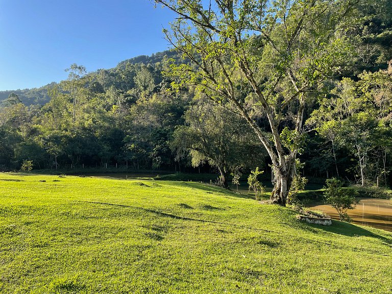 Motorhome no sítio com lago perto de Gramado