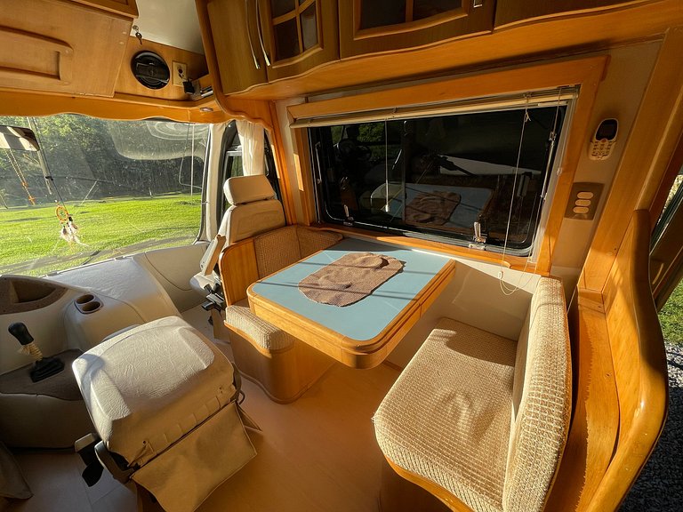 Motorhome no sítio com lago perto de Gramado