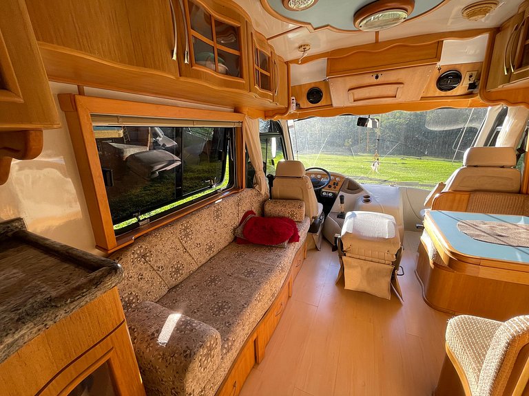 Motorhome no sítio com lago perto de Gramado