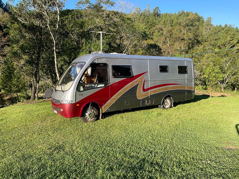Motorhome no sítio com lago perto de Gramado