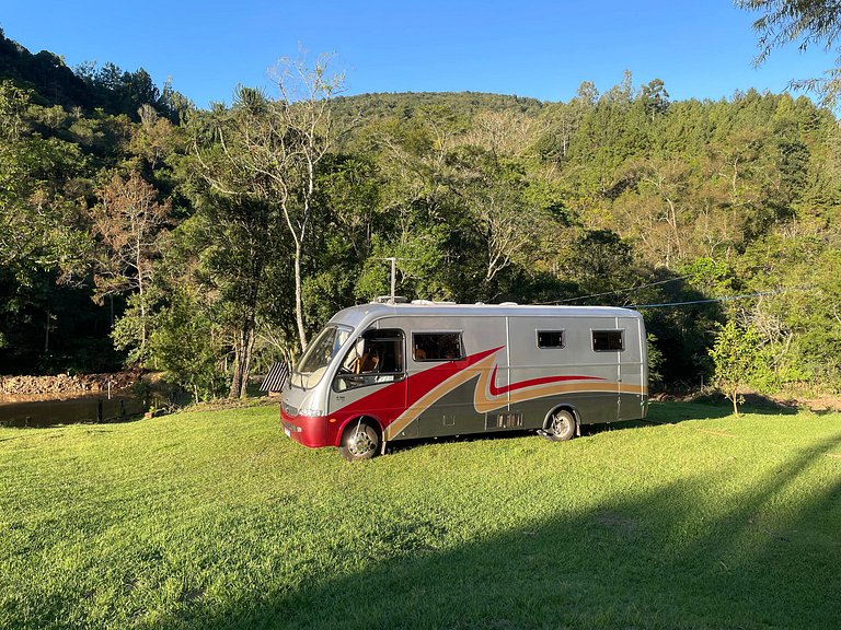 Motorhome no sítio com lago perto de Gramado