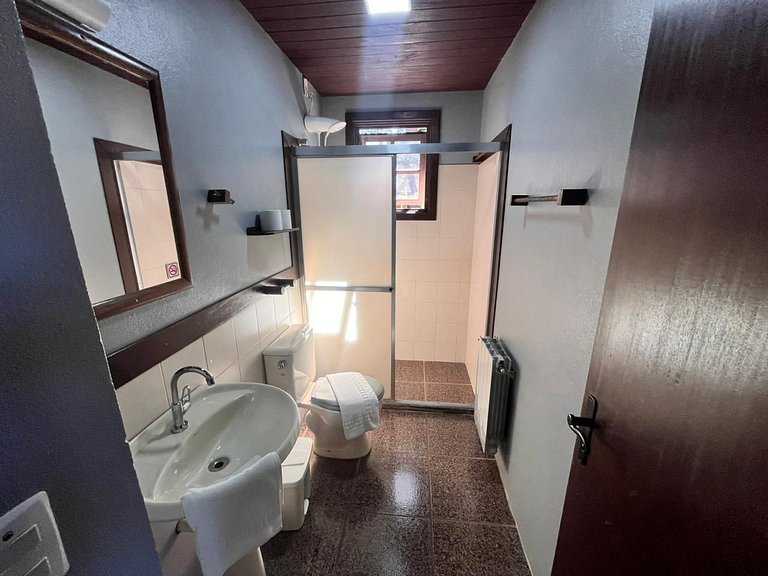 Suíte casal Apto 304 em Canela | Pousada Bella Serra