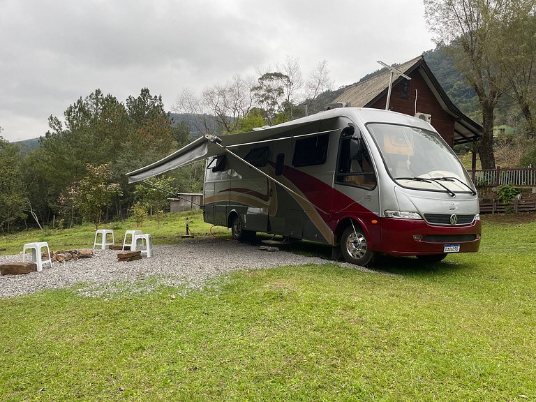 Motorhome no sítio com lago perto de Gramado