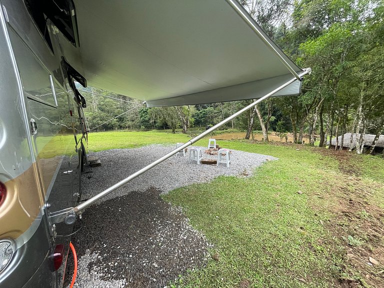 Motorhome no sítio com lago perto de Gramado