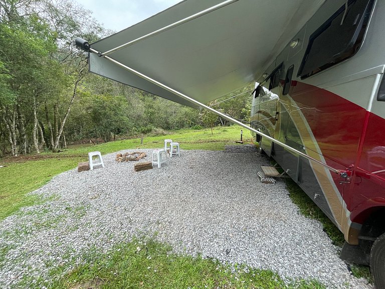 Motorhome no sítio com lago perto de Gramado