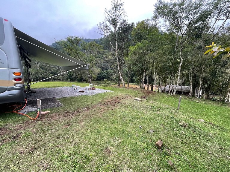 Motorhome no sítio com lago perto de Gramado