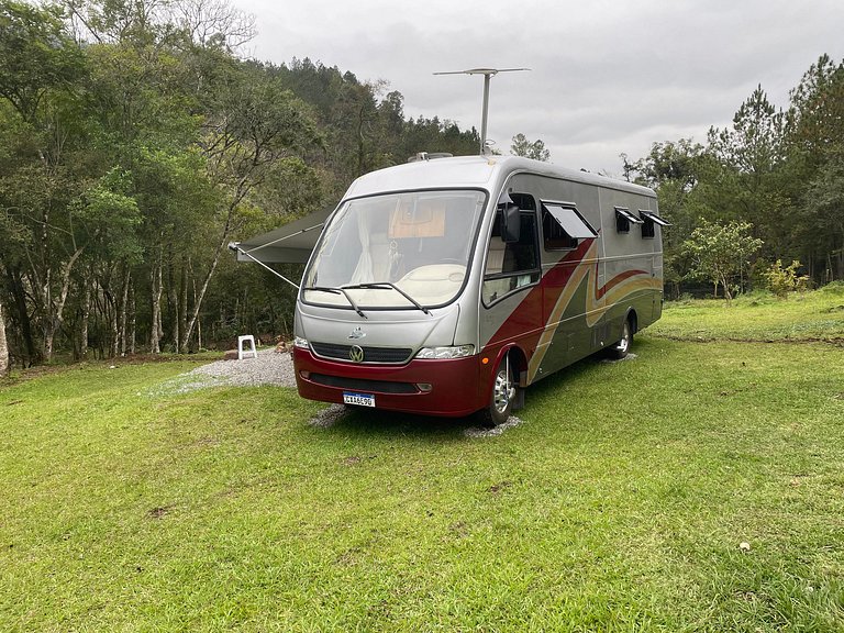 Motorhome no sítio com lago perto de Gramado