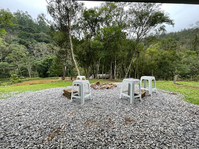 Motorhome no sítio com lago perto de Gramado