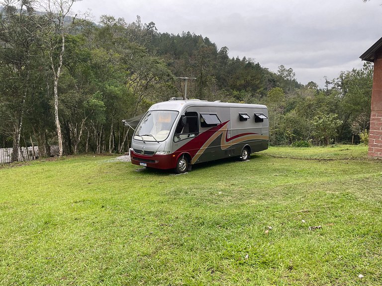 Motorhome no sítio com lago perto de Gramado