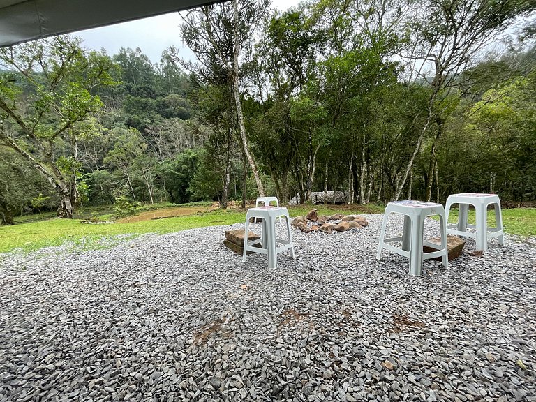 Motorhome no sítio com lago perto de Gramado