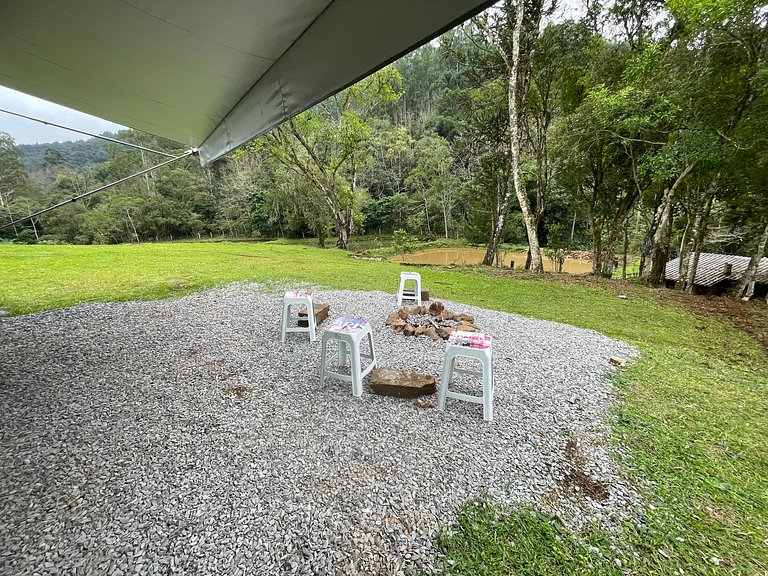 Motorhome no sítio com lago perto de Gramado