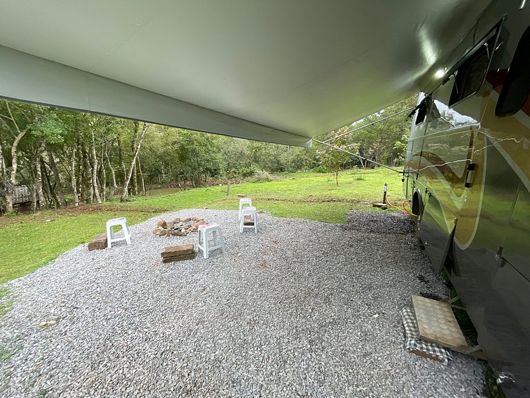 Motorhome no sítio com lago perto de Gramado