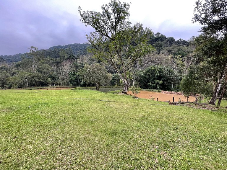 Motorhome no sítio com lago perto de Gramado