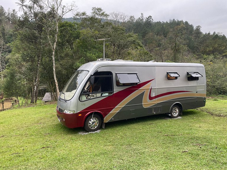 Motorhome no sítio com lago perto de Gramado