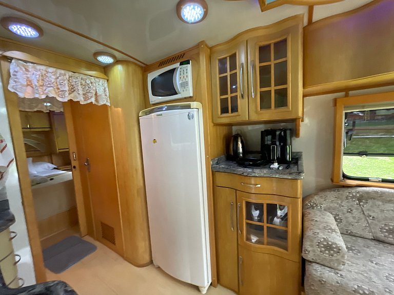 Motorhome no sítio com lago perto de Gramado
