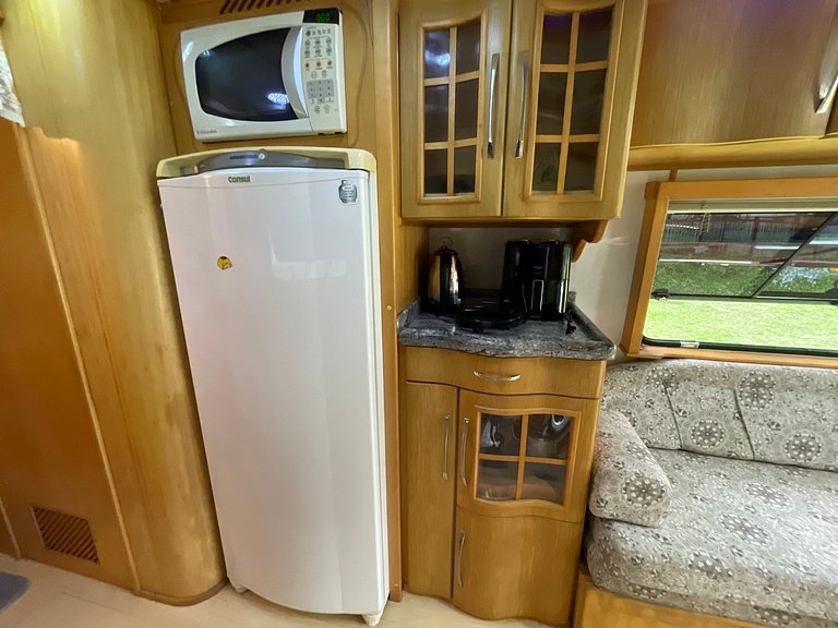 Motorhome no sítio com lago perto de Gramado