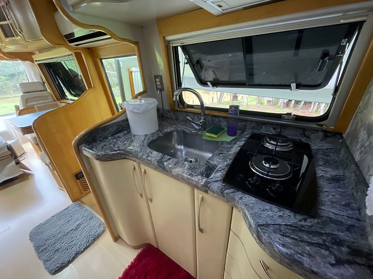 Motorhome no sítio com lago perto de Gramado
