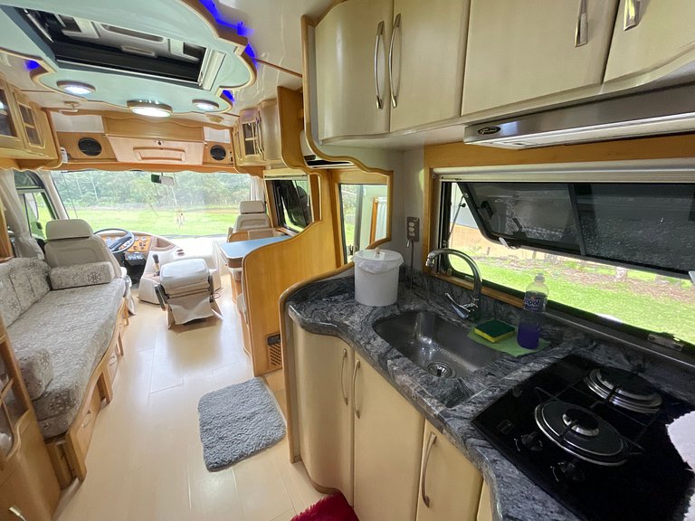 Motorhome no sítio com lago perto de Gramado