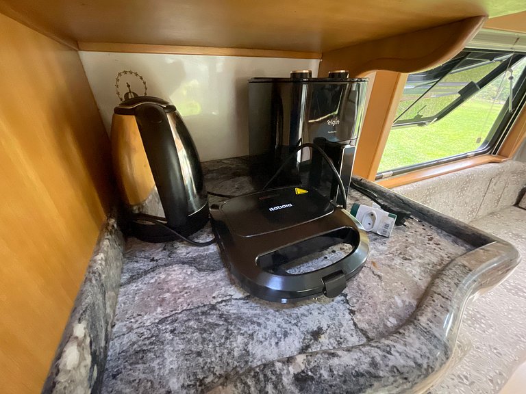 Motorhome no sítio com lago perto de Gramado
