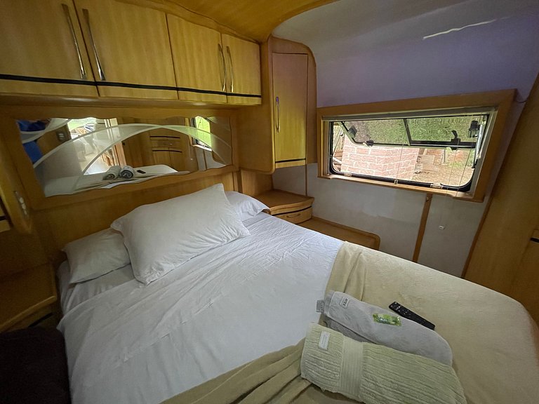 Motorhome no sítio com lago perto de Gramado