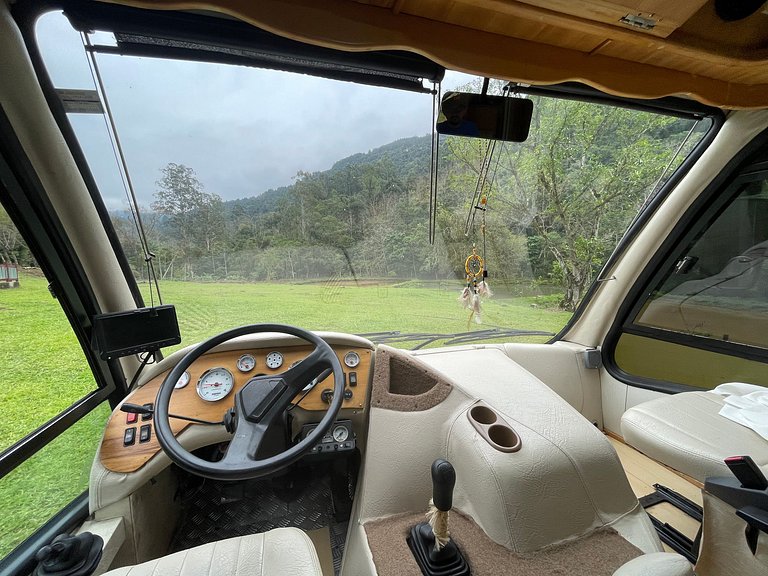 Motorhome no sítio com lago perto de Gramado