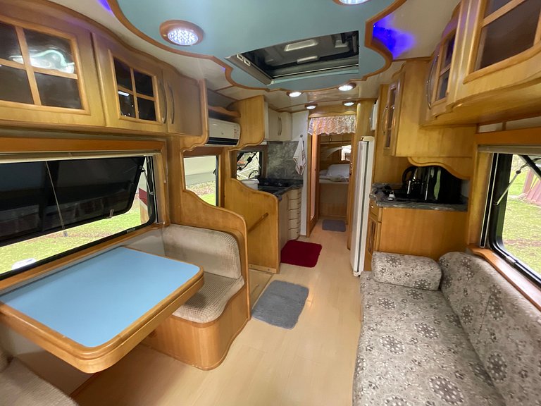 Motorhome no sítio com lago perto de Gramado
