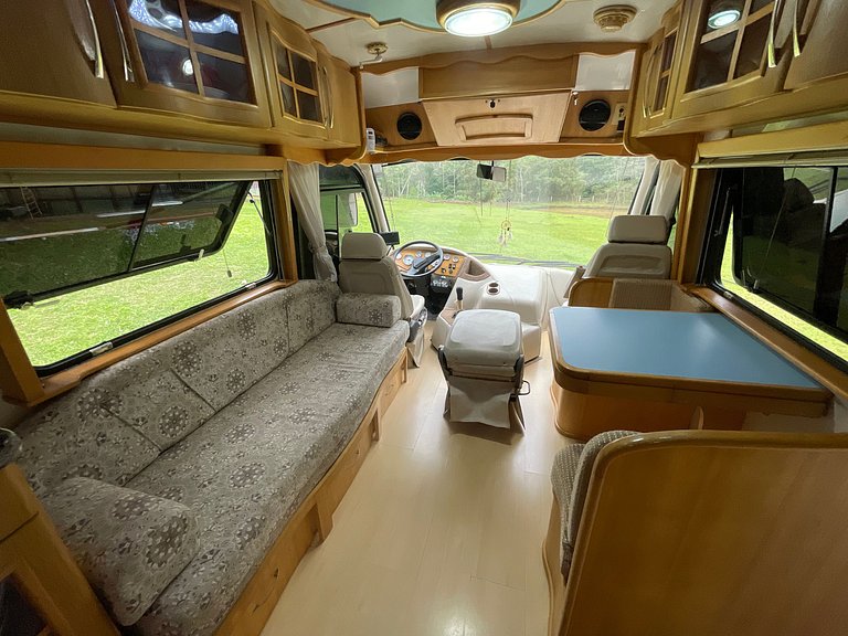Motorhome no sítio com lago perto de Gramado