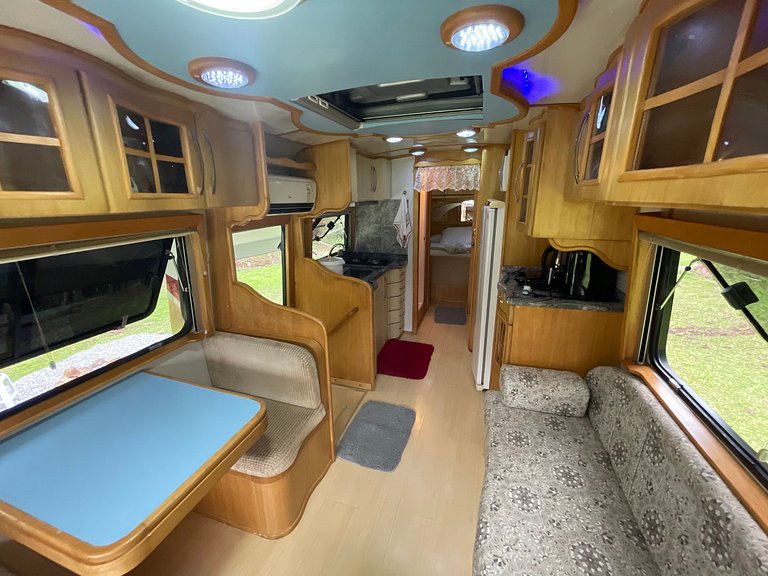 Motorhome no sítio com lago perto de Gramado