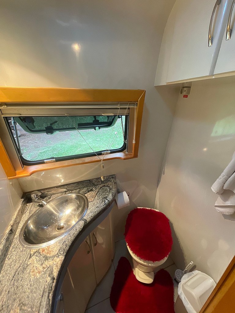 Motorhome no sítio com lago perto de Gramado